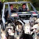 Kronprins Haakon fikk prøve el-bil med hundespann hos Tyrilistiftelsen (Foto: Lise Åserud / Scanpix)